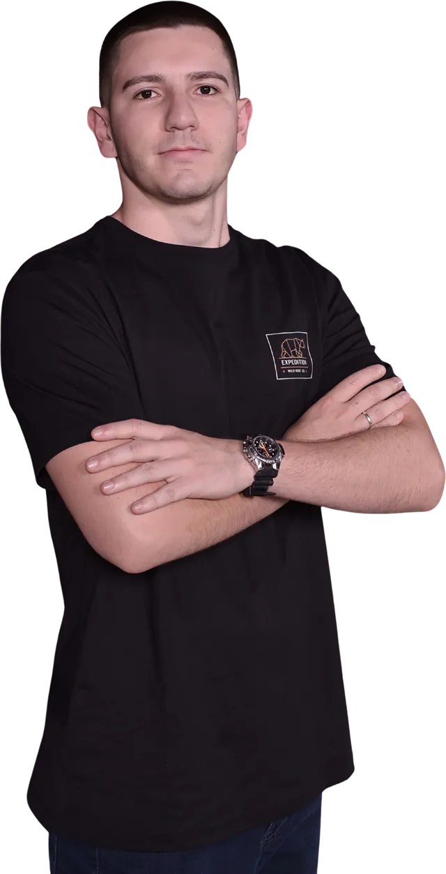 Dr. Octávio Kavalieris de camiseta preta, com os braços cruzados